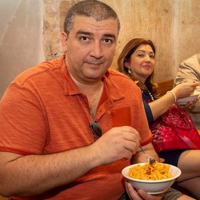 Tagliatelle e pasta in Italia. La fotografia di una persona che mangia.
Tagliatelle and pasta in Italy. A photograph of a person eating.
