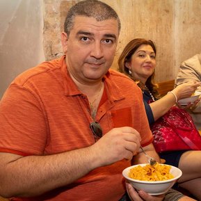 Tagliatelle e pasta in Italia. La fotografia di una persona che mangia.
Tagliatelle and pasta in Italy. A photograph of a person eating.