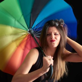 L'ironia può essere un modo divertente per trasmettere un messaggio o rompere con le aspettative, ma ricorda di farlo sempre nel rispetto dell'individuo e del contesto. Assicurati che la ragazza ritratta sia consenziente e che l'ironia sia ben accolta da 