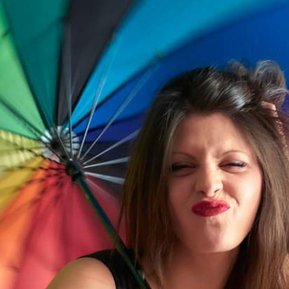 L'ironia può essere un modo divertente per trasmettere un messaggio o rompere con le aspettative, ma ricorda di farlo sempre nel rispetto dell'individuo e del contesto. Assicurati che la ragazza ritratta sia consenziente e che l'ironia sia ben accolta da 