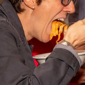 Tagliatelle a Bologna.  Il cibo in primo piano
Tagliatelle and pasta in Italy. A photograph of a person eating.