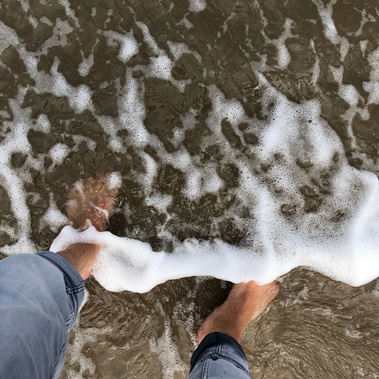Altijd met beide voetjes op de grond -- liefst in de zee ;)