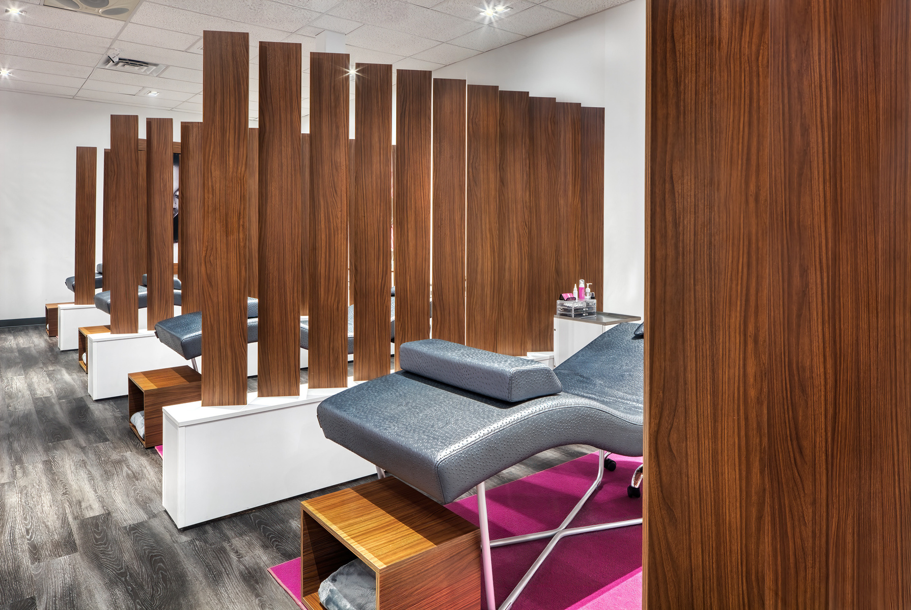Lash station decorative divider walls and lash beds