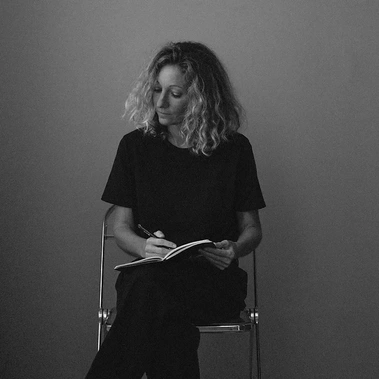 Portrait de Delphine Lagarde, Studio DL à Bordeaux, graphic designer, direction artistique, création visuel.