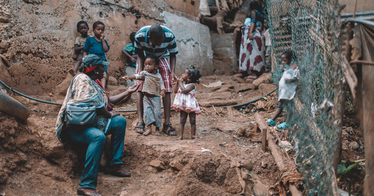 Reportage photo à Mayotte, sur la situation des enfants orphelins des bidonvilles de Kawéni, par Constant Formé-Bècherat, photographe domicilié à Bordeaux. Photographe de presse, reportage, entreprise, portrait, mariage