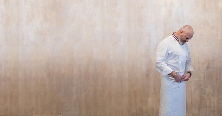 Philippe Etchebest photographié par Constant Formé-Bècherat dans son restaurant le Quatrième Mur à Bordeaux