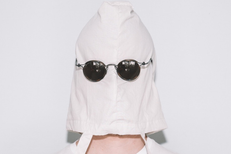 Série d'autoportrait réalisée par Constant Formé-Bècherat, photographe à Bordeaux. Illustrant la creation de masque pour lutter contre la Covid 19.