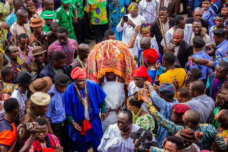 Osun votary maid (Arugba) leaves the palace of the Ataoja of Oshogbo to the Osun River for rituals during the grand finale of the celebration of the annual Osun-Oshogbo festival. Festival Culture Tradition