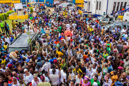 Osun votary maid (Arugba) is surrounded by spectators and tourists as she leaves the palace of the Ataoja of Oshogbo to the Osun River for rituals during the grand finale of the celebration of the annual Osun-Oshogbo festival. Festival Culture Tradition