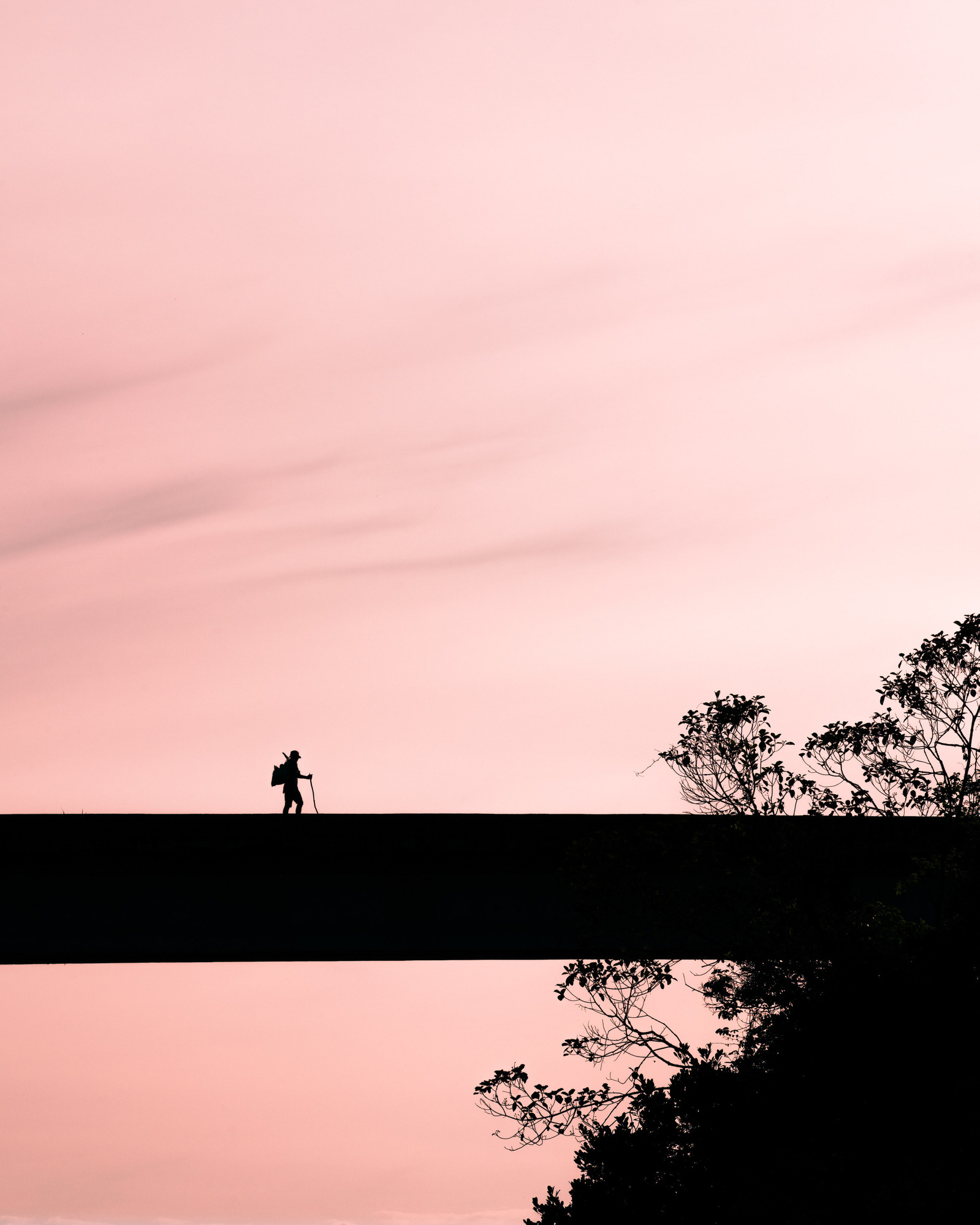 Ombre chinoise d'un homme traversant le pont.