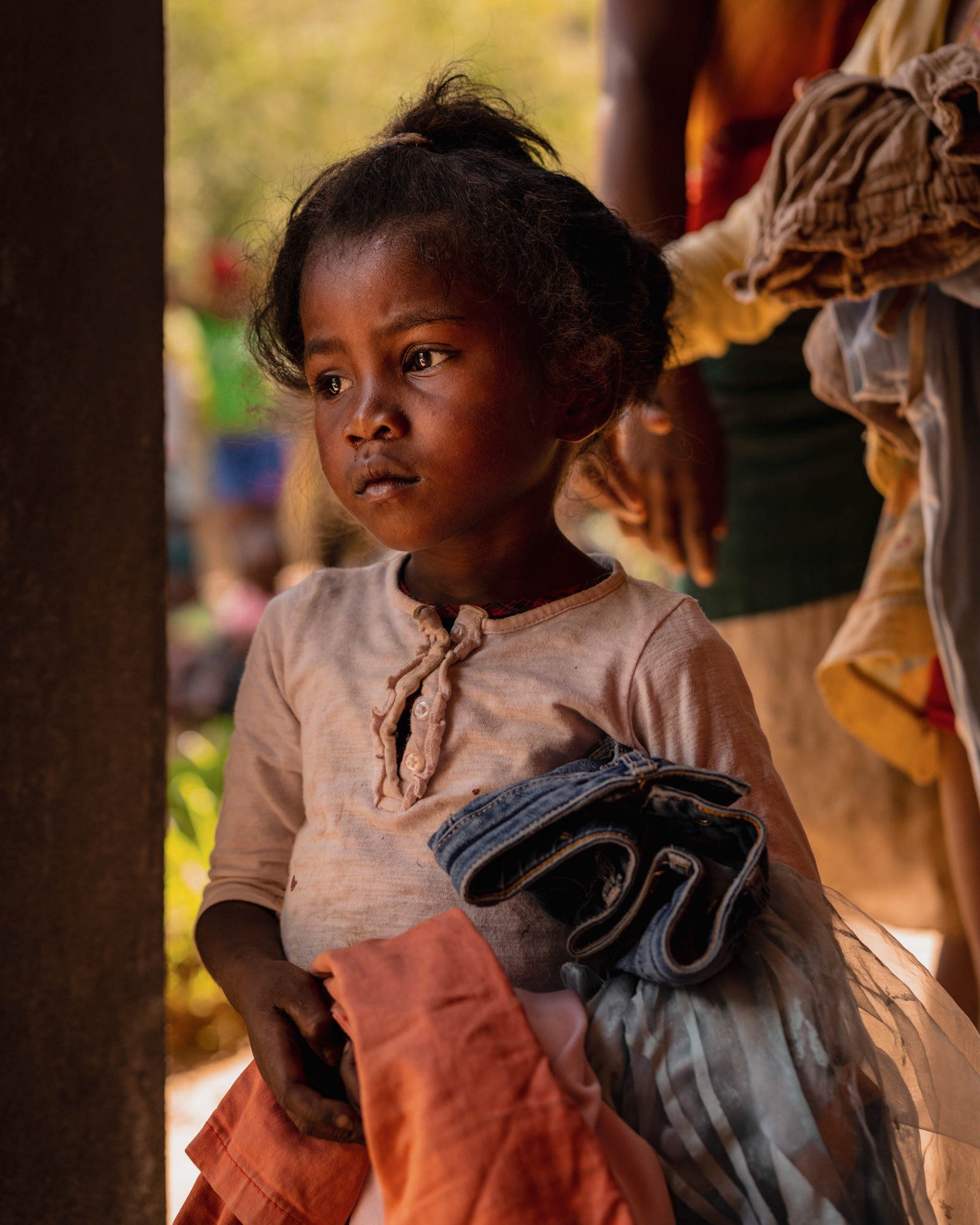 Portrait d'enfant malgache tenant des vêtement le jour de noël