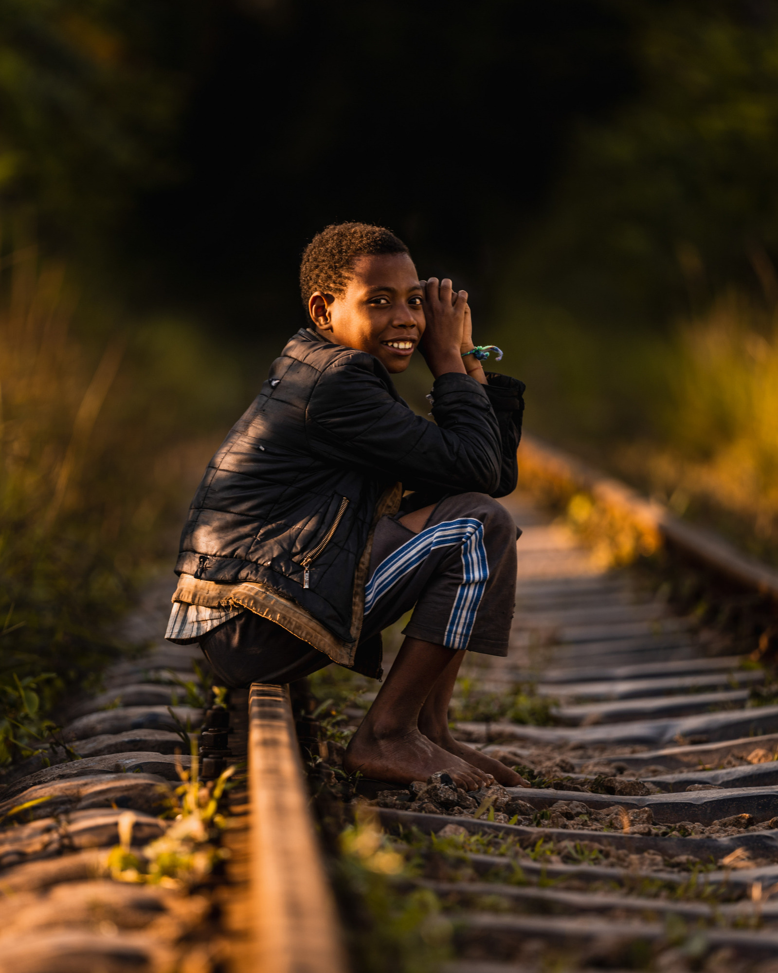 Portrait d'enfant malgache assis sur les rails