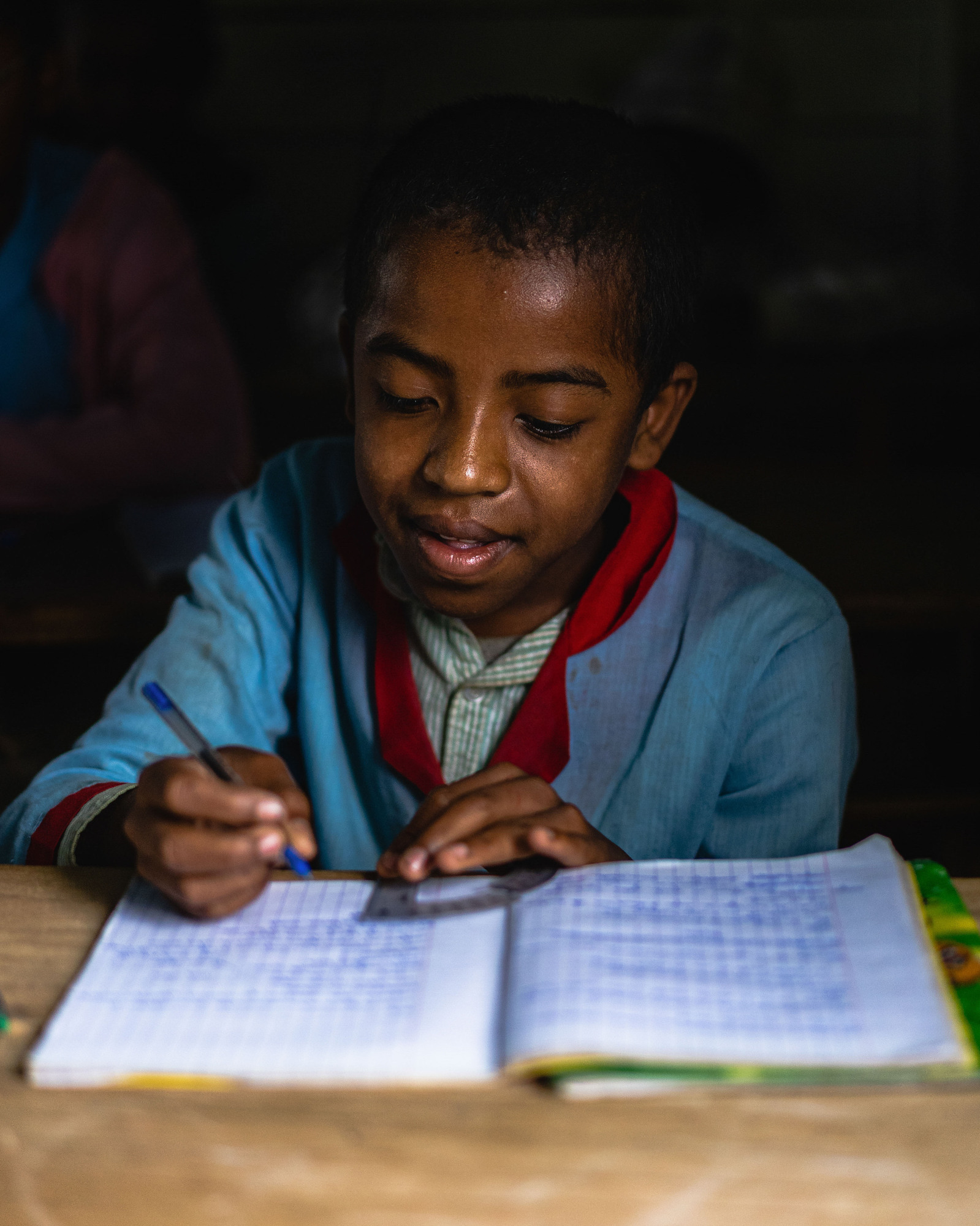 Un enfant note le cours du professeur.
