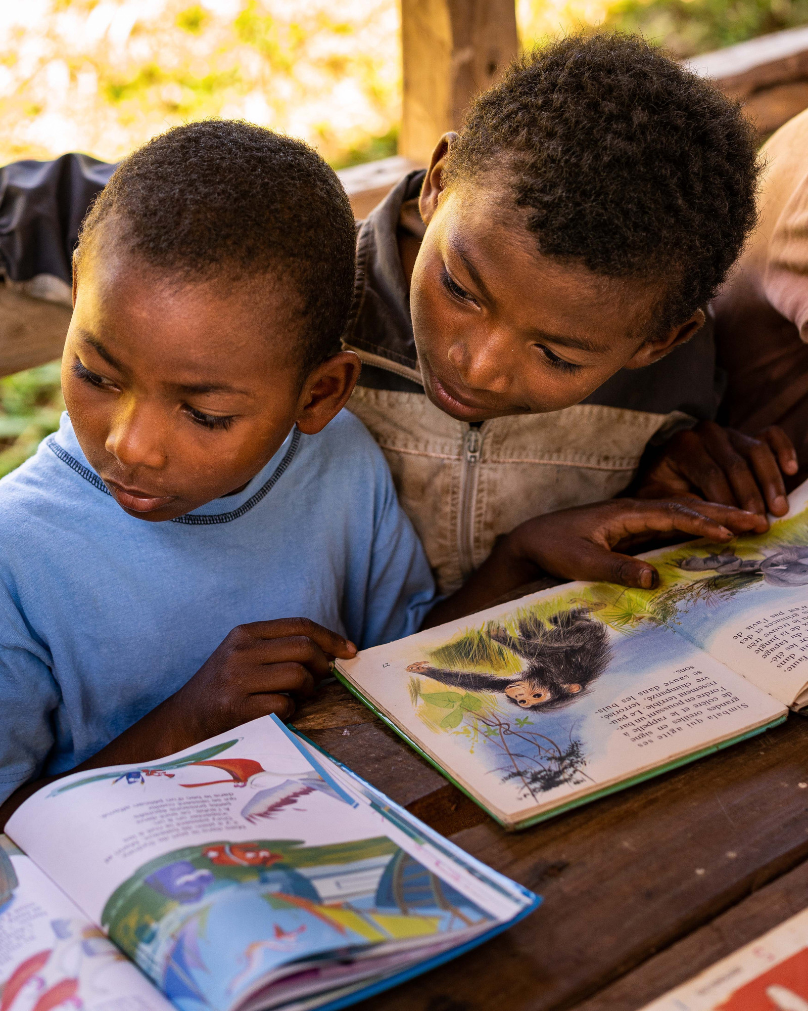 2 enfants lisent un livre