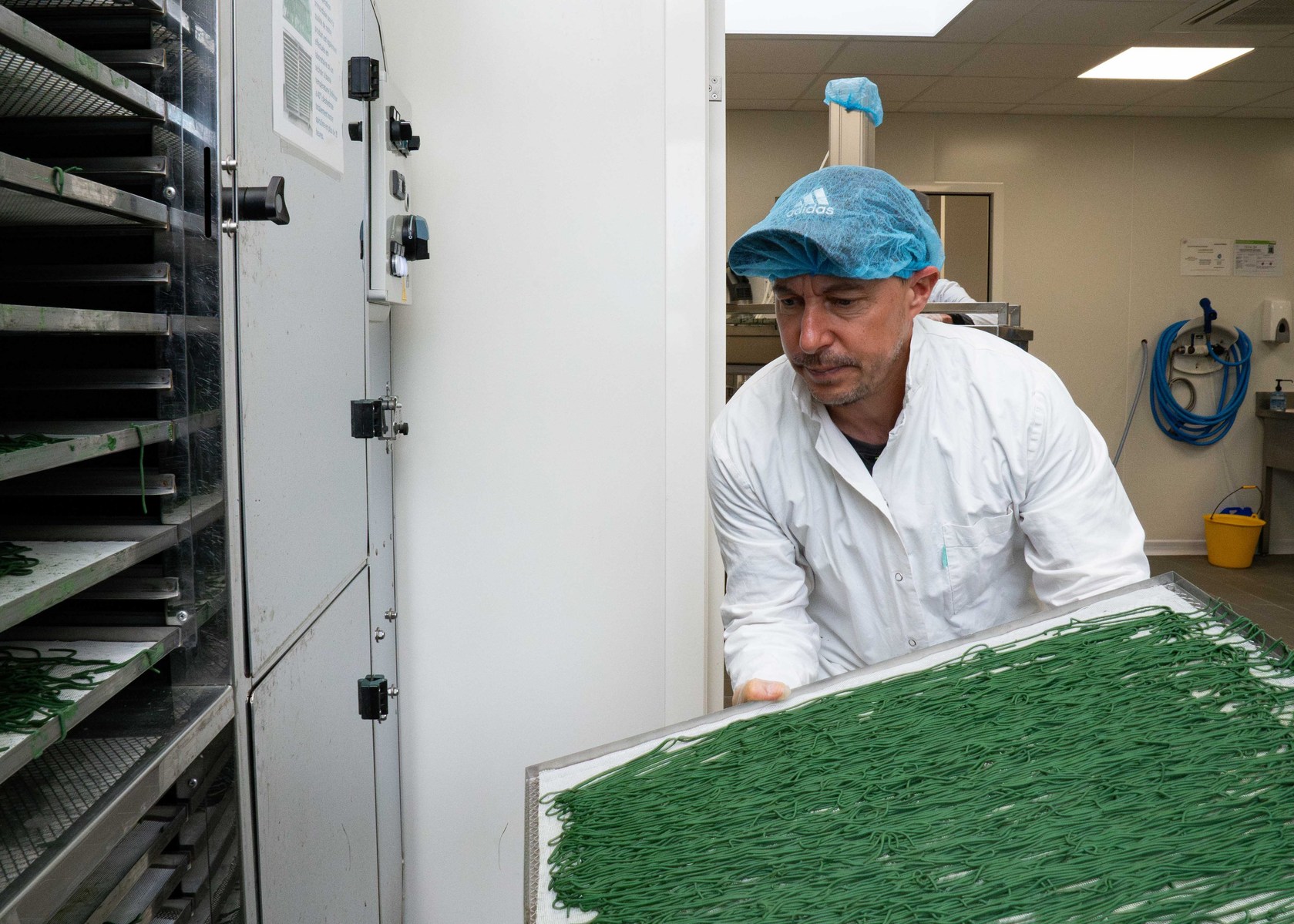 Hugo met la spiruline va dans un séchoir à basse température