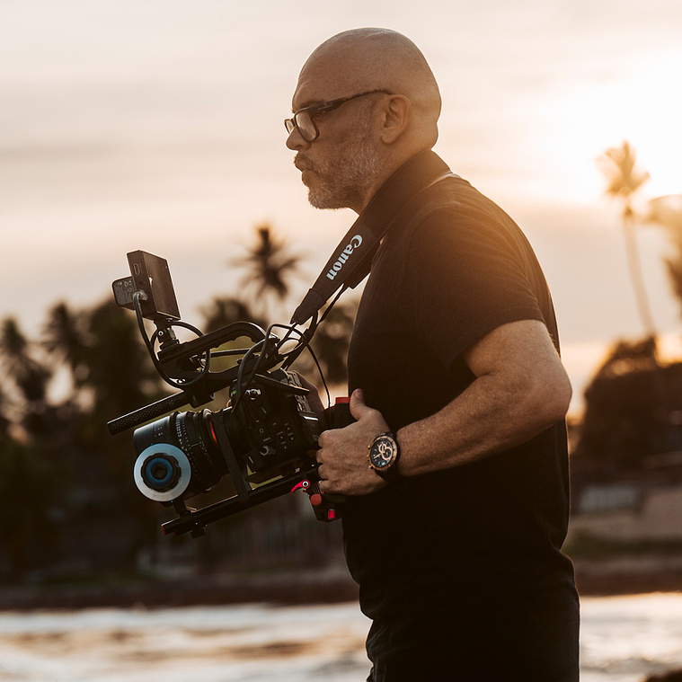 Luis Alonso Naranjo de Lupa Creativa grabando spot de campaña para República Dominicana.