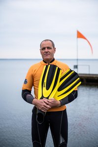 Portrait d&amp;amp;amp;amp;amp;amp;amp;amp;amp;amp;amp;amp;amp;amp;amp;amp;#x27;un plongeur-sauveteur de la Gendarmerie Nationale lors d&amp;amp;amp;amp;amp;amp;amp;amp;amp;amp;amp;amp;amp;amp;amp;amp;#x27;une session d&amp;amp;amp;amp;amp;amp;amp;amp;amp;amp;amp;amp;amp;amp;amp;amp;#x27;entrainement sur le lac de Cazaux, Gironde, France. Photo @ Brice Braastad - Episode II