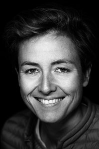Portrait de Lison Braastad, directrice artistique de VINEXIA. Photo © Brice Braastad - Episode II