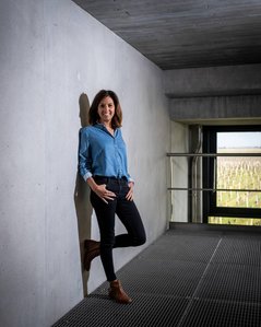 Portrait de Gwendeline Lucas, directrice générale des Vignobles Fayat. © Brice Braastad - Episode II