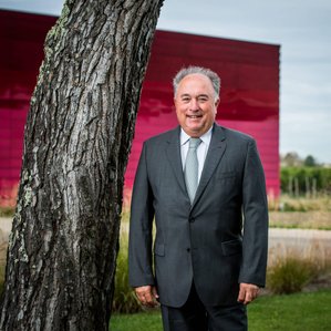 Portrait de Jean-Claude Fayat, Président Directeur Général du Groupe Fayat, devant le Château La Dominique, à Saint-Emilion, Gironde, France, par Brice Braastad. Photo © Brice Braastad - Episode II