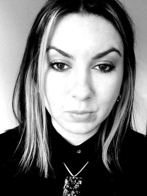 Leyla arrived from Sweden in Berlin in 2016.  An expert in hair colors, she has about 15 years of experience in the field. Her philosophy is all about individualism.  I'm happy to see you're happy. SWE/ENG/DEU