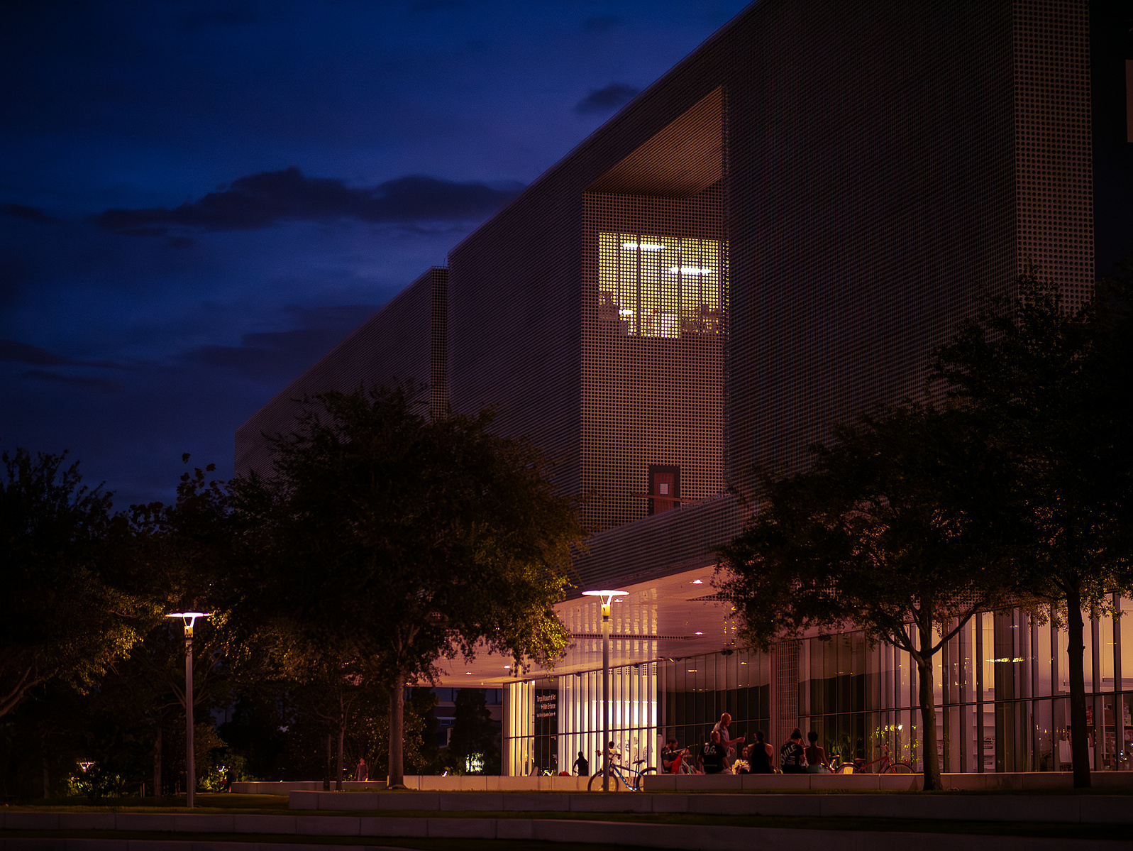 Twilight view of the modern art museum in Tampa, with warm lights inviting visitors against the evening sky.