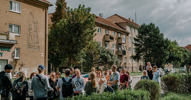 Facilitating experiential walks in the hood, autumn 2022. Photo by Vanda Mesiariková. 