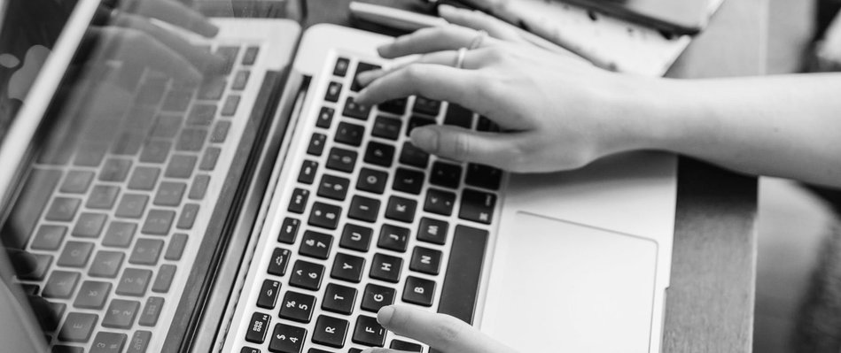 Carina Wolf schreibt eine individuelle Trauerrede an ihrem Laptop in Hümmerich im Westerwald