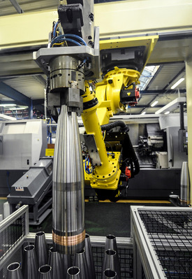 Robot de manutention, atelier d'usinage de munition de gros calibre, obus de 155 mm, Nexter munition..Site de production de munition de Nexter Systems..Industrie de defense, munition