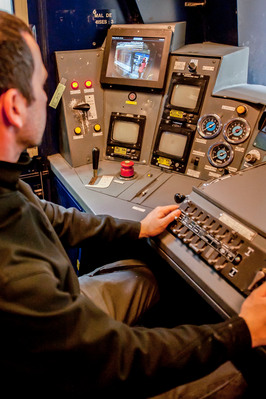 Operation de grande visite, voiture, caisse, voiture en fin de renovation,employe de la SNCF, cheminot, technicien, systeme d'information embarque automatise, ecran de video surveillance, poste de conduite ..Renovation de rames a deux niveau du parc roula