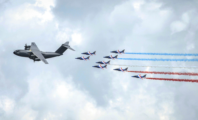 Airbus A400M avion de transport militaire europeen avec la patrouille de France, demonstration en vol. .Inauguration du 50eme Salon International du Bourget..Aeonautique