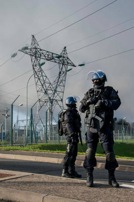 gendarmes du PSPG (peloton specialise de protection de la gendarmerie), casque, arme a feu, cagoule, gilet pare balles, panache de fumee, tour de refroidissement, grillage de protection, pylone electrique..Visite du ministre de l'interieur a la centrale
