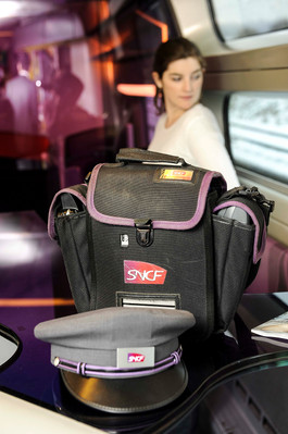 Train TGV Est, casquette et malette de controleur de la SNCF, voyageuse..Service, offre multimedia et acces internet a bord des TGV Est; Acces payant apr carte banquaire, par carte de ( ou &à euro en vente au bar TGV ou dans les relais H...Transport ferro