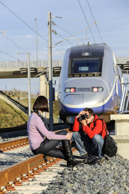 Journaliste russe se faisant photographier devant un train TGV Rhyn Rhones, quia, voie ferree, gare de Belfort Montbeliard TGV ..Inauguration des nouvelles gares TGV Rhin Rhones, premiere liaison a grande vitesse province province, ligne a grande vitesse