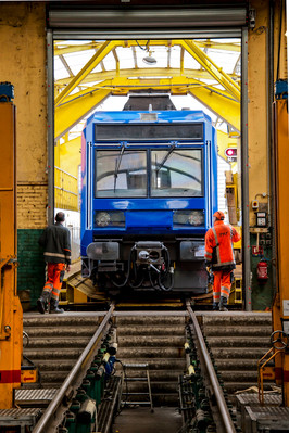 Operation de grande visite, voiture, caisse, employe de la SNCF, cheminot, technicien, sortie d'une locomotive de l'atelier..Renovation de rames a deux niveau du parc roulant SNCF Transilien, rame Z2N, STIF..Technicentre, centre de maintenance du materiel