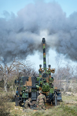 Canon Caesar canon automoteur leger a roues de 155 mm de Nexter, tir d'obus, armee de terre