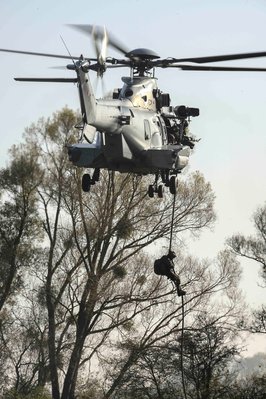helicoptere Caracal de l'armee de l'air, debarquement de commandos de l'armme de l'air francaise, CPA 20, exercice d'evacuation de ressortissant..Exercices international Airex, exercice regroupant les armees de l'air d'Allemagne, Espagne, France, Italie,