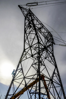 Ouvriers techniciens electriciens cabliers de RTE, operation de pose des cables, pylones electriques, pose d'isolateur, travaux acrobatiques, harnais, securite du travail....Chantier de construction de la station de conversion de Baixas transformant le co