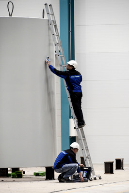 troncon de mat d'eolienne en beton, employe, technicien, casque de chantier, visite de l'usine..Inauguration par la mnistre de l'environnement de l'unite de production Enercon, usine WEC mats beton SA, production de mats d'eolienne en beton...Usine de 15
