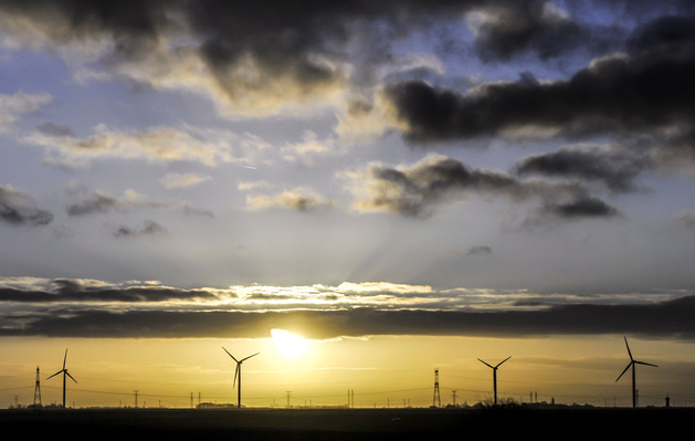 Champs d'eolienne, lever de soleil, aube..energie renouvelable