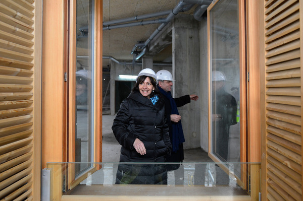 Anne Hidalgo, premiere adjointe au maire de Paris, Jean-Louis Missika, adjoint charge de l’innovation de la recherche et des universites, fenetre, casque de chantier ..Ancien site de l'hopital Boucicaut, eco quartier realise par SemPariSeine, logement soc