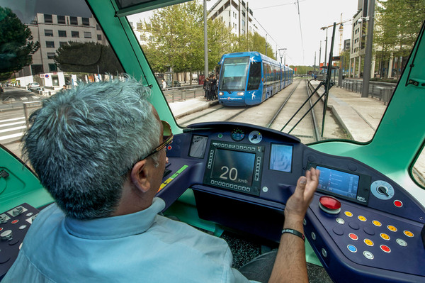 Poste de conduite d'une rame de tramway Citadis (fabrique par Alstom) de la ligne 3, conducteur, voies ferrees ..Reseau TaM opere par l'operateur de transport Veolia Transdev..transport ferroviaire