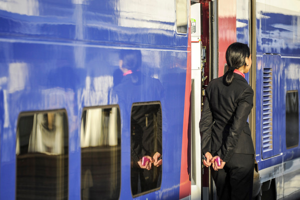 hotesse dacceuil, femme devant un train TGV Rhyn Rhones, gare de Belfort Montbeliard TGV ..Inauguration des nouvelles gares TGV Rhin Rhones, premiere liaison a grande vitesse province province, ligne a grande vitesse, SNCF RFF..transport ferroviaire