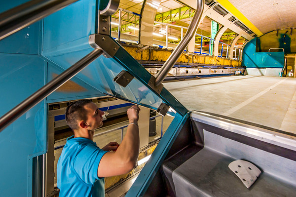 Operation de grande visite, voiture, caisse, employe de la SNCF, cheminot, technicien, atelier, pelliculage des parois interieures..Renovation de rames a deux niveau du parc roulant SNCF Transilien, rame Z2N, STIF..Technicentre, centre de maintenance du m