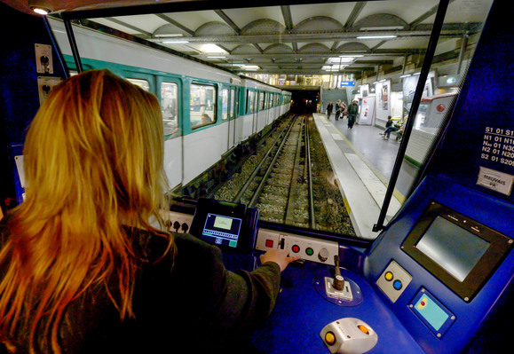 poste de conduite, conducteur, femme, rame de metro MF01. .Mise en service de rame MF01 de metro sur la ligne 9 fabrique par le consortium Alstom Bombardier, climatisation, rame a intercirculation, ouverture automatique des portes, dilmunution de la conso