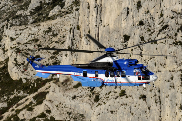 Helicoptere EC 225, Super Puma d' Airtelis en vol, massif de la Sainte Victoire..RTE, Reseau de transport d'electricite, usine Eurocopter (groupe EADS). Construction, fabrication d'helicopteres..transport aerien, energie electrique