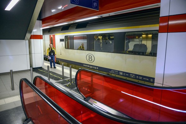 gare ferroviaire de la SNCB de l'aeroport de Bruxelles, quai, train intrcite, passagers..La nouvelle infrastructure ferroviaire Diabolo desenclavera a partir du 10 juin l' aeroport international de Bruxelles. Il pemettra sa desserte directe par les trains