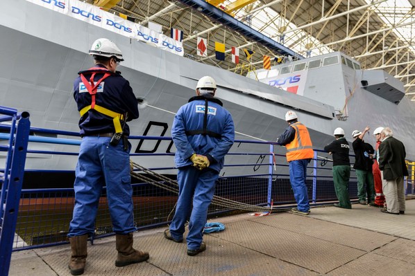 Mise al'eau de la fregate Fremm Normandie, bassin, forme d'assemblage, logo DCNS, personnel, employe ayant participe a la construction du navire..DCNS, construction navale, defense, marine nationale