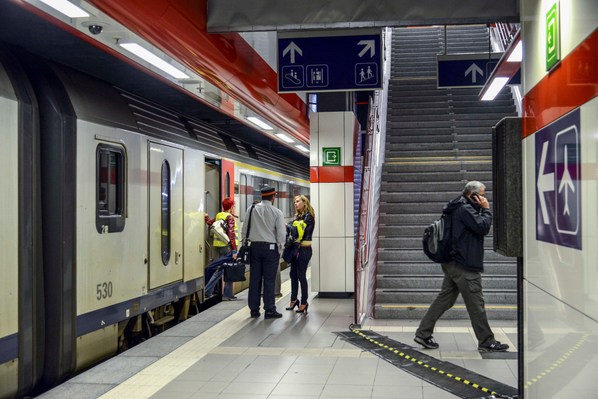 gare ferroviaire de la SNCB de l'aeroport de Bruxelles, quai, train intrcite, passagers..La nouvelle infrastructure ferroviaire Diabolo desenclavera a partir du 10 juin l' aeroport international de Bruxelles. Il pemettra sa desserte directe par les trains
