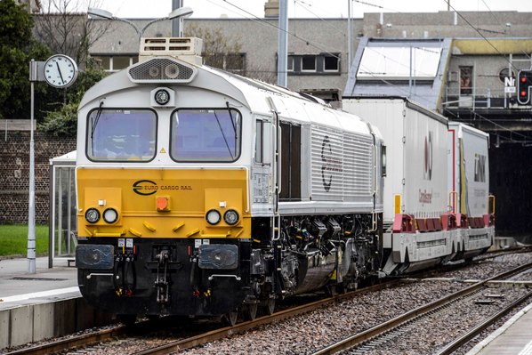 locomotive Euro Cargo Rail, premiere entreprise privee de fret ferroviaire en France tractant des wagons de CargoBeamer transportant des camions de CargoBeamer et de Link, gare de Calais ville ..CargoBeamer, societe allemande de transport combine rail rou